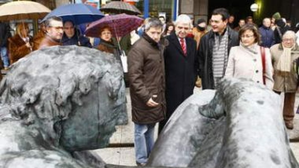 El alcalde; el presidente de Renfe, José Salgueiro, el escultor Amancio González y la concejala de C
