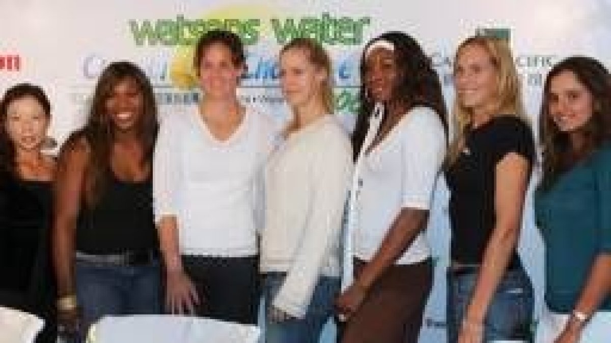 Davenport (tercera por la izquierda) y las hermanas Williams junto al resto de tenistas en Hong Kong