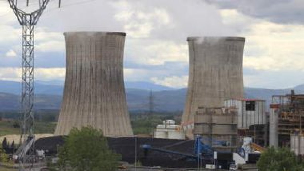 Las instalaciones de Compostilla II, ayer por la tarde, casi a pleno rendimiento.