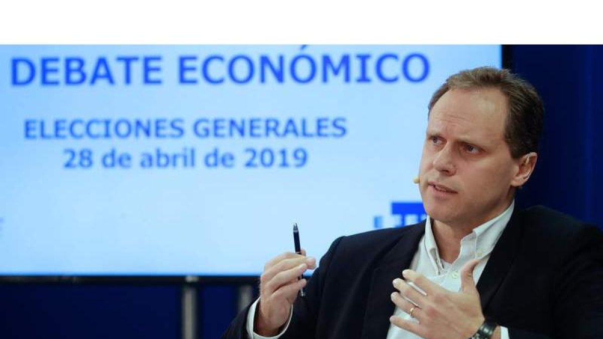 El economista Daniel Lacalle defiende bajar los impuestos a los ciudadanos. ÁNGEL DÍAZ