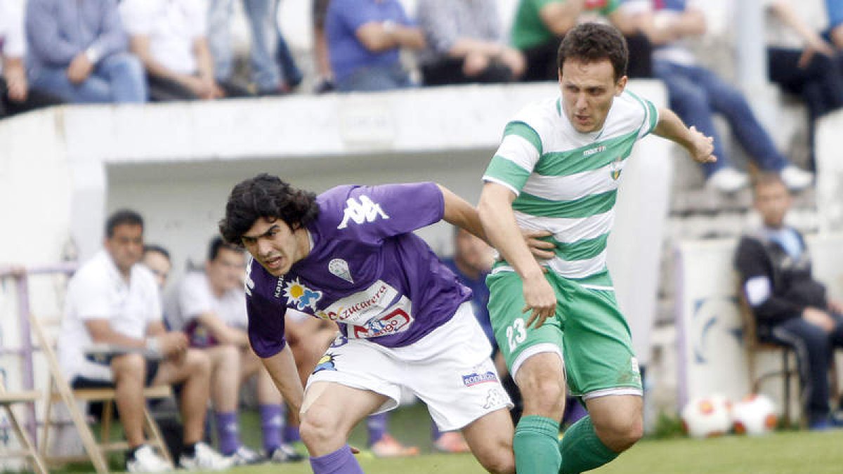 Mateo, a la izquierda, corta el avance del jugador virginiano Charly.