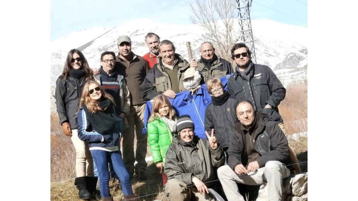 El grupo de Lorena Gil, en el río Curueño.