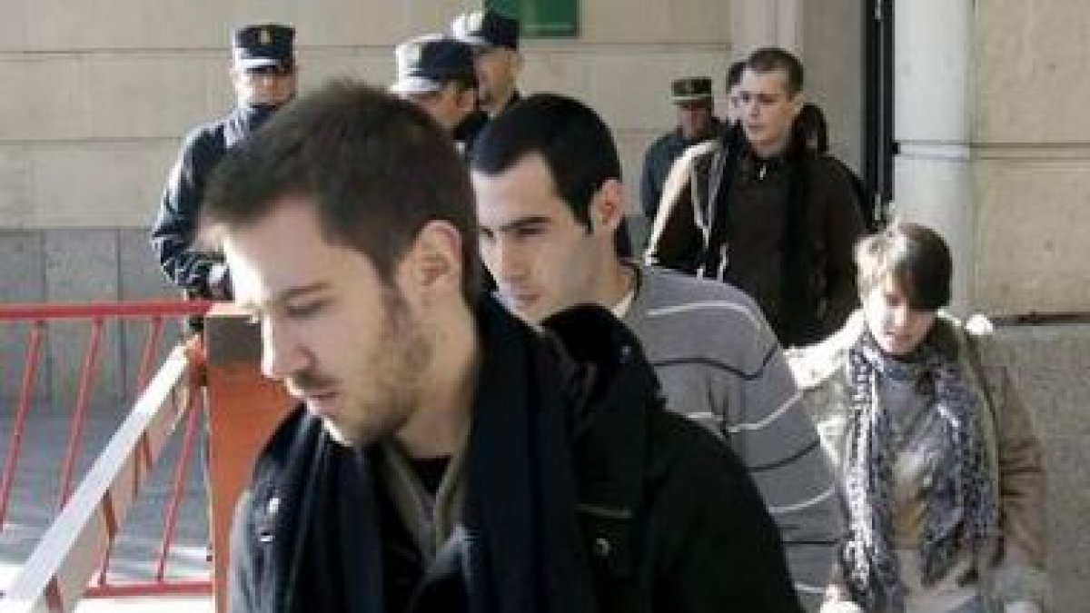 Amigos de Marta del Castillo abandonan el juzgado.