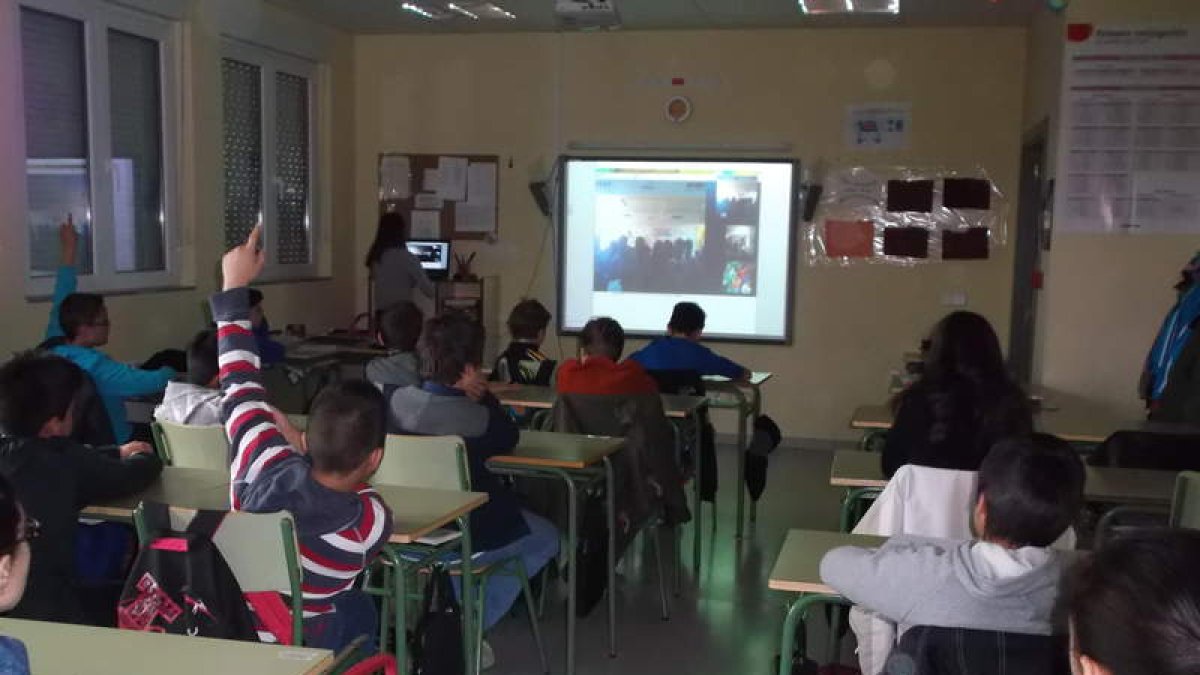 Alumnos del colegio Los Adiles, en Villaobispo, uno de los que ha recibido el sello excelente en TIC.