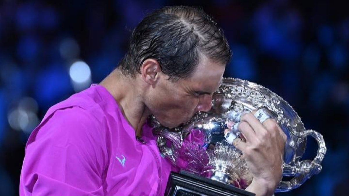 Rafa Nadal, el mejor tenista de todos los tiempos, besa el trofeo de su 21 Grand Slam. DAVE HUNT