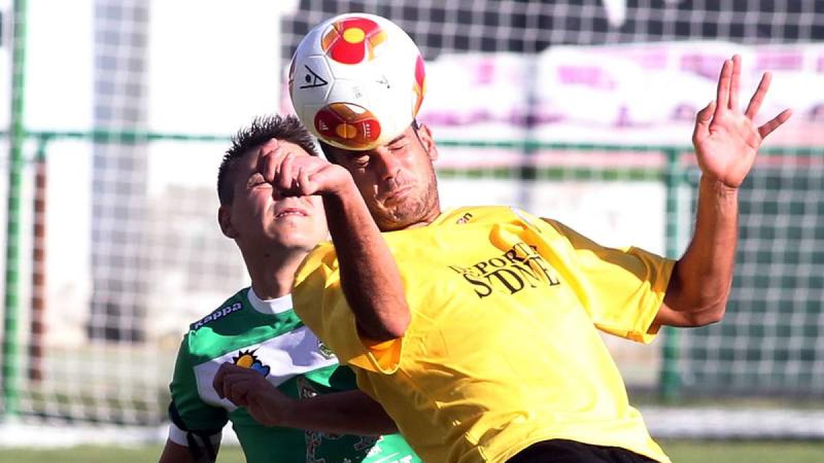 Rueda, a la derecha, se perderá el derbi ante los maragatos por sanción.
