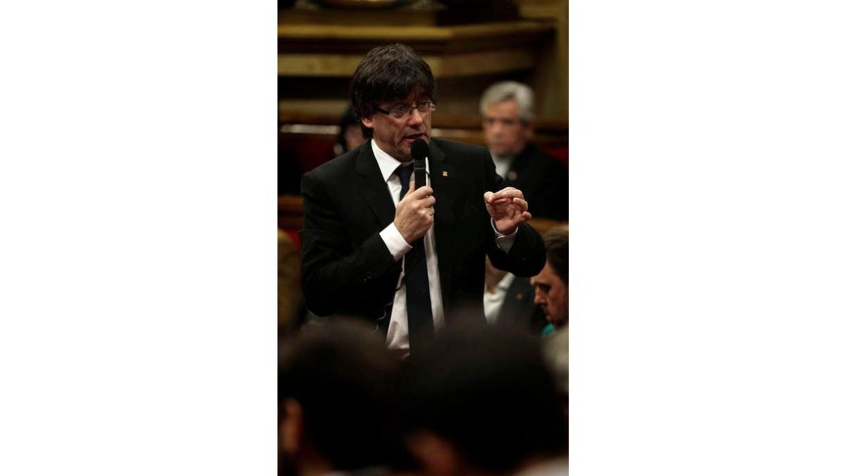Puigdemont durante el pleno de la sesión de control. alberto estévez
