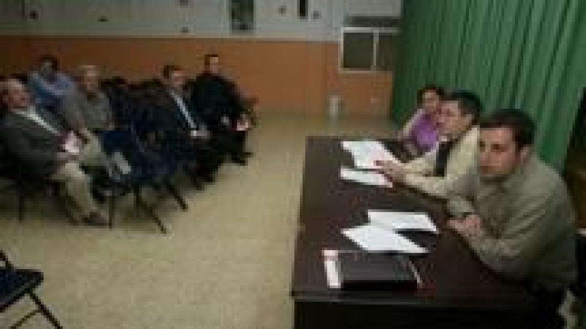 Francisco Fernández (centro) e Iván García del Blanco presentaron el programa para Puente Castro
