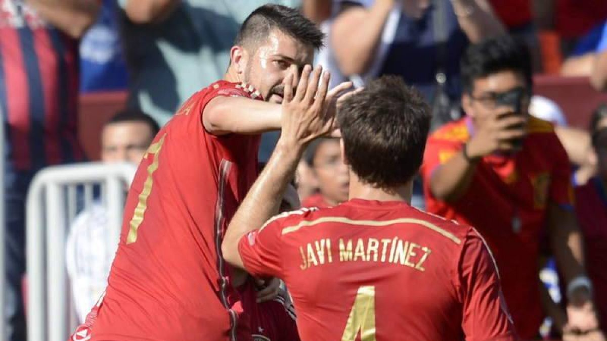 Villa es felicitado tras marcar el primer gol.