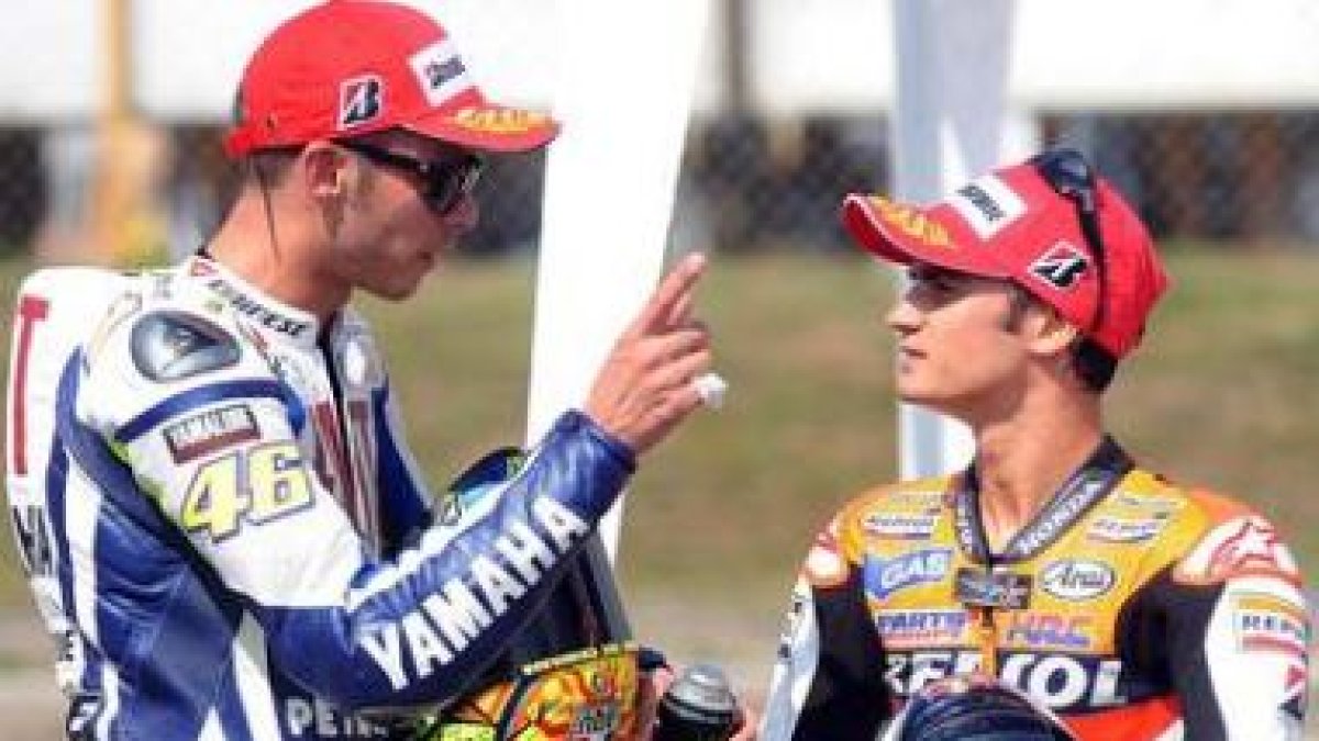 El piloto italiano del equipo Yamaha conversa con el español Dani Pedrosa.
