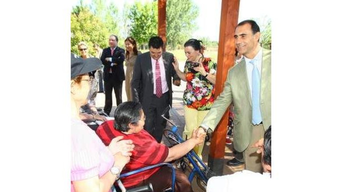 César Antón y el alcalde de Cubillos en el campamento.