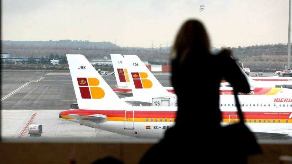 Una pasajera en el aeropuerto de Barajas.