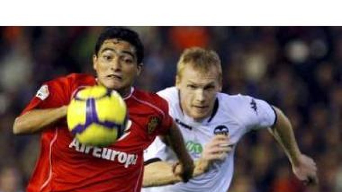 El uruguayo Castro pugna con el valencianista Mathieu.