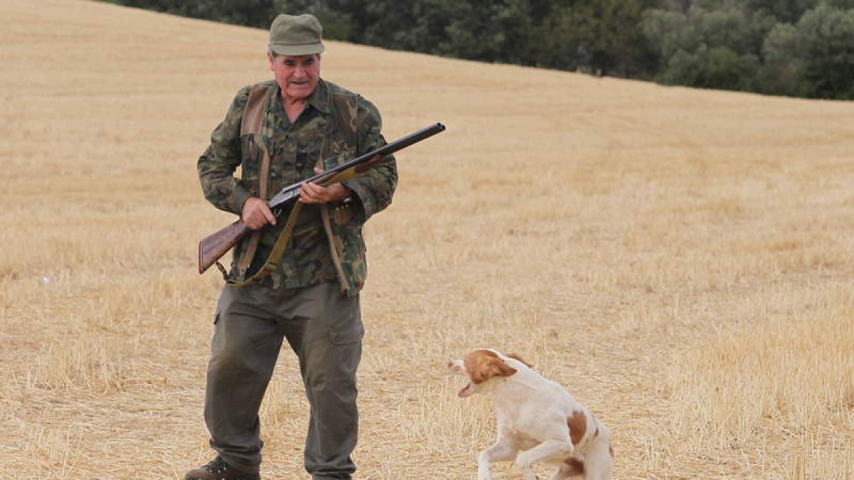 Un cazador disfruta con su perro de una buena jornada cinegética.