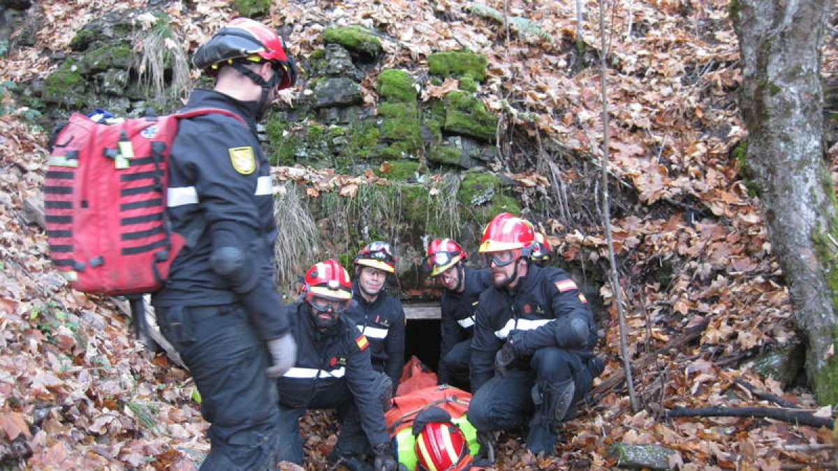Miembros de la UME en un momento del simulacro de rescate.