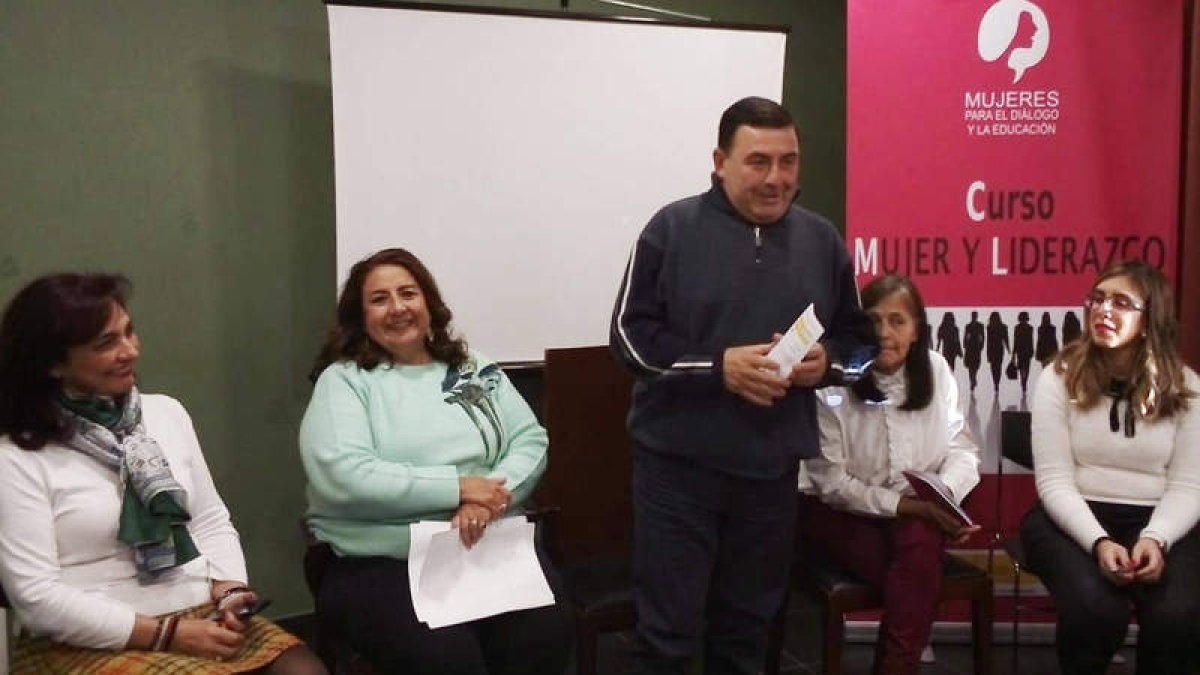 El alcalde, Enrique Busto, fue el encargado de abrir las jornadas. DL