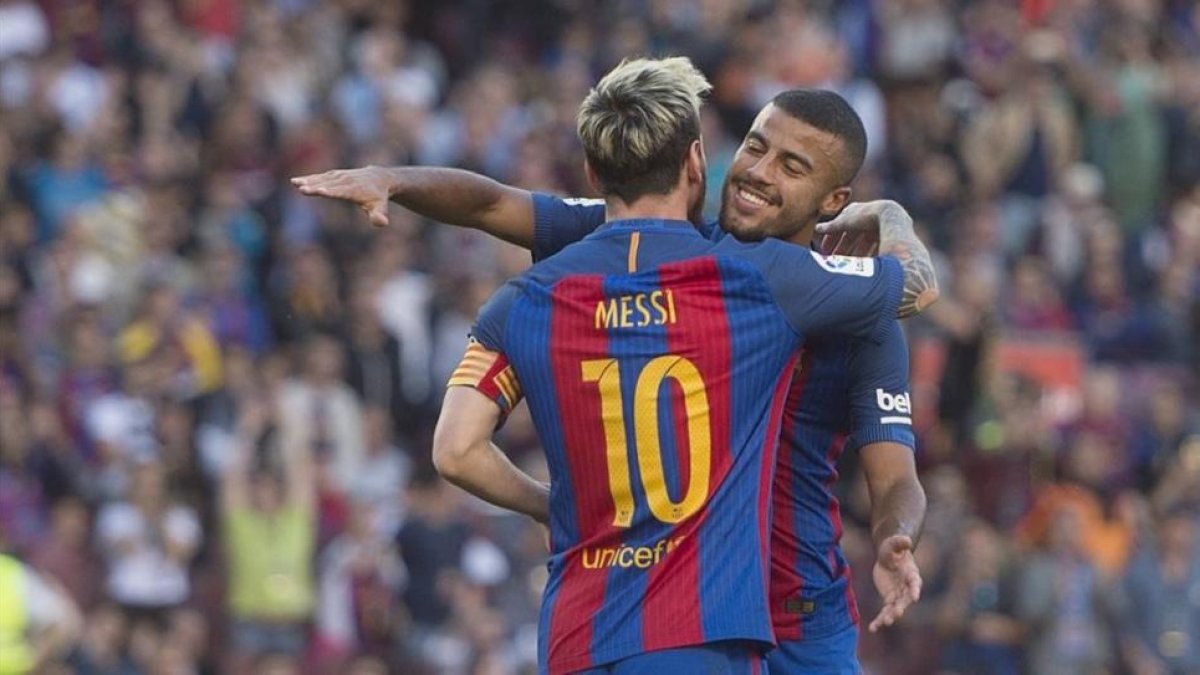 Rafinha felicita a Messi por el cuarto gol al Deportivo, en el Camp Nou.