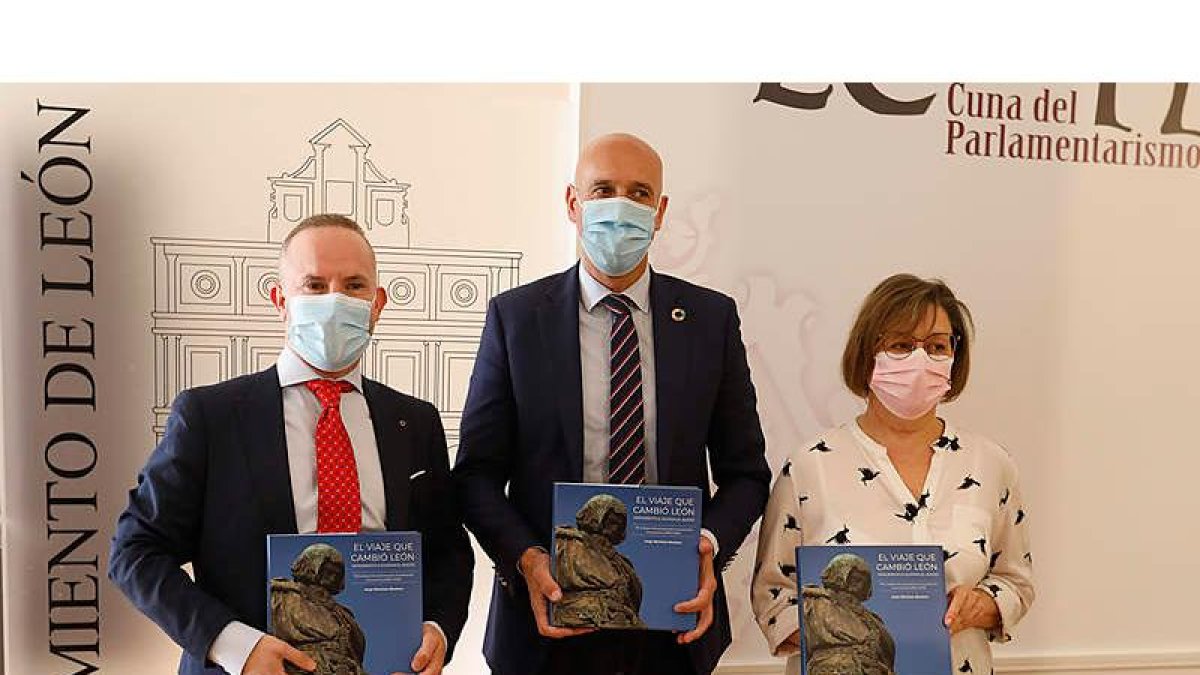 El profesor y escritor Jorge Martínez Montero, el alcalde y la concejala de Cultura durante la presentación del libro ‘El viaje que cambió León’. MARCIANO PÉREZ