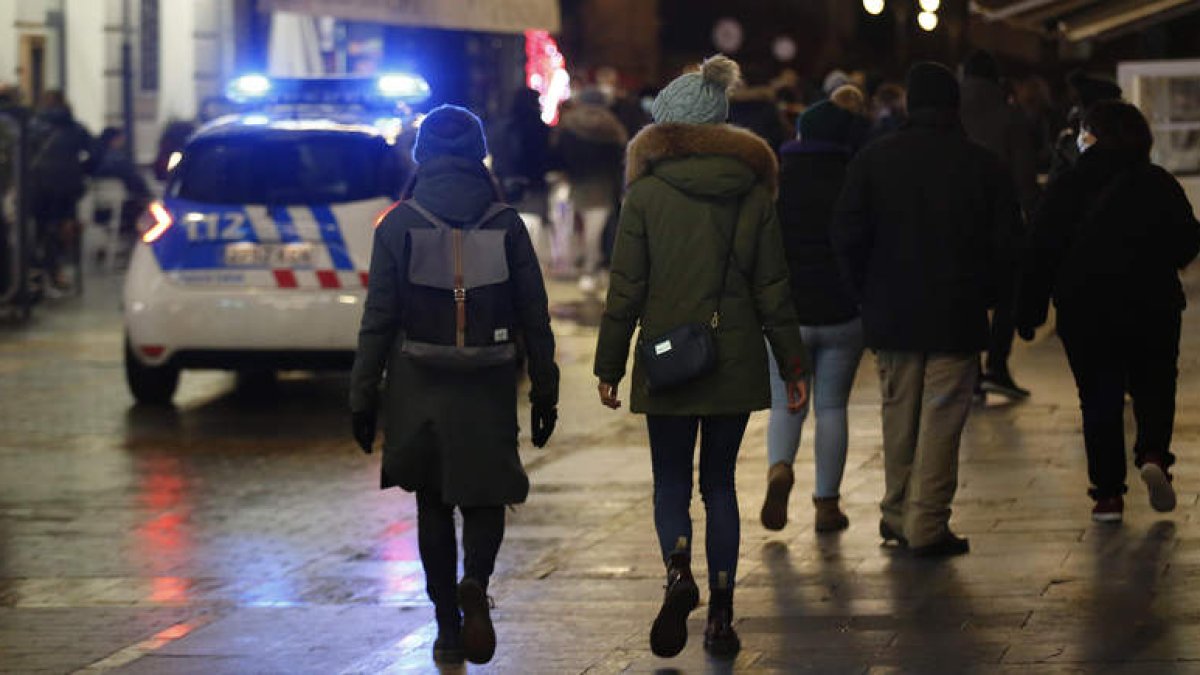 El control policial para evitar fiestas ilegales se extendió desde toda la tarde. FERNANDO OTERO