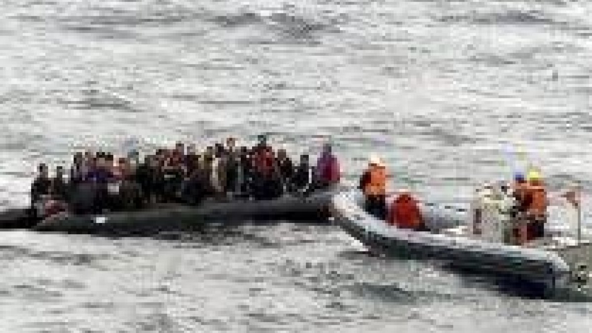 Los servicios de rescate se acercan a una patera que navega a la deriva por el sur de Trafalgar