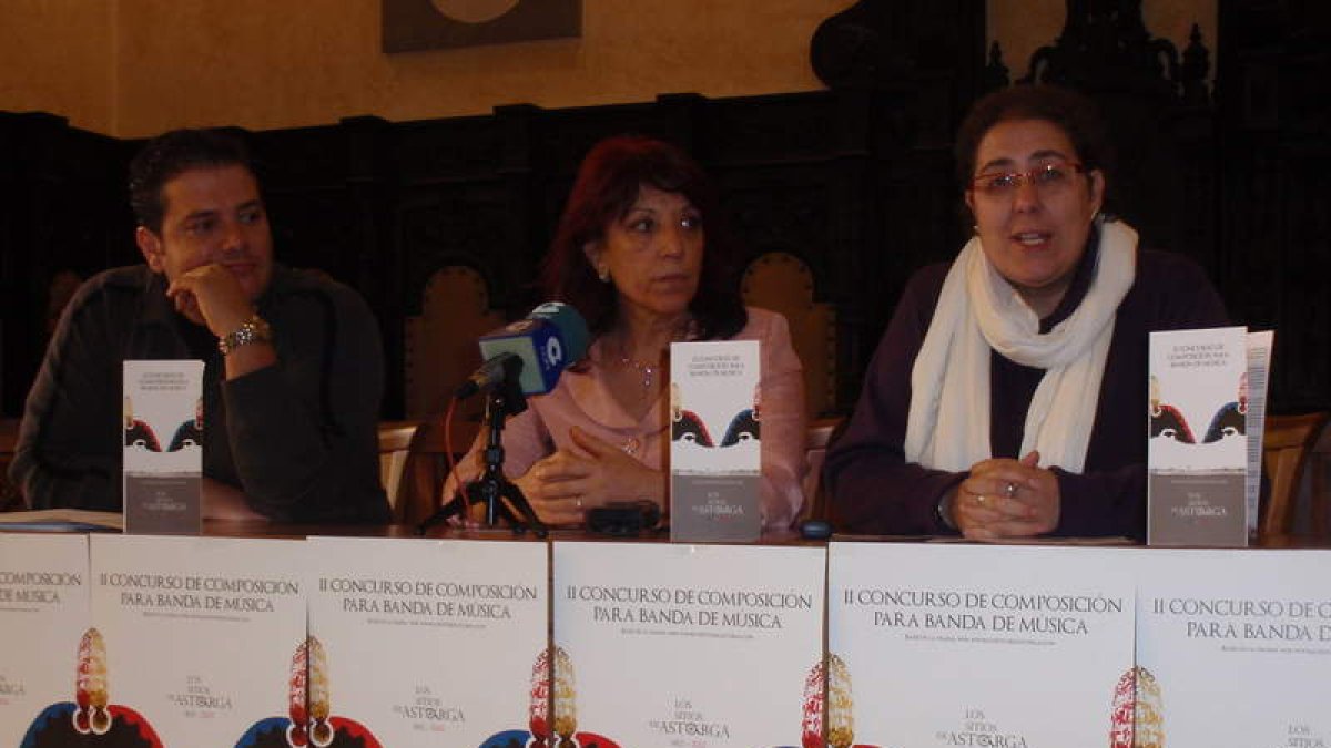 Luis Miguel Abello, Victorina Alonso y Mercedes G. Rojo durante la presentación.