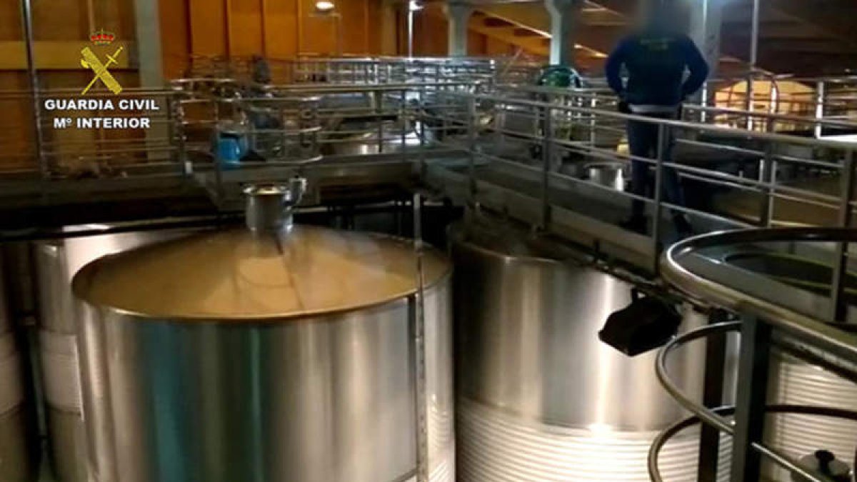 En la imagen cedidas por la Guardia Civil puede verse las instalaciones en las que se conservaba el vino fraudulento, las contraetiquetas falsas y parte del material que utilizaban para cometer el hecho delictivo que se les imputa a los detenidos.