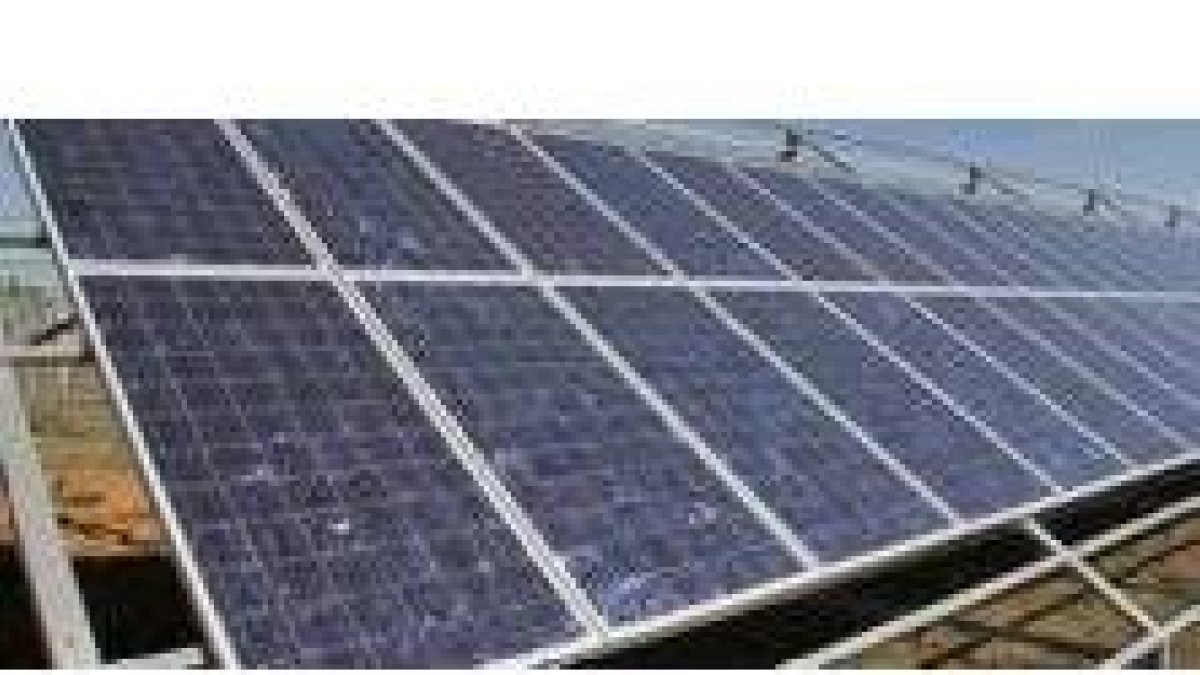 Paneles solares en una instalación municipal ponferradina