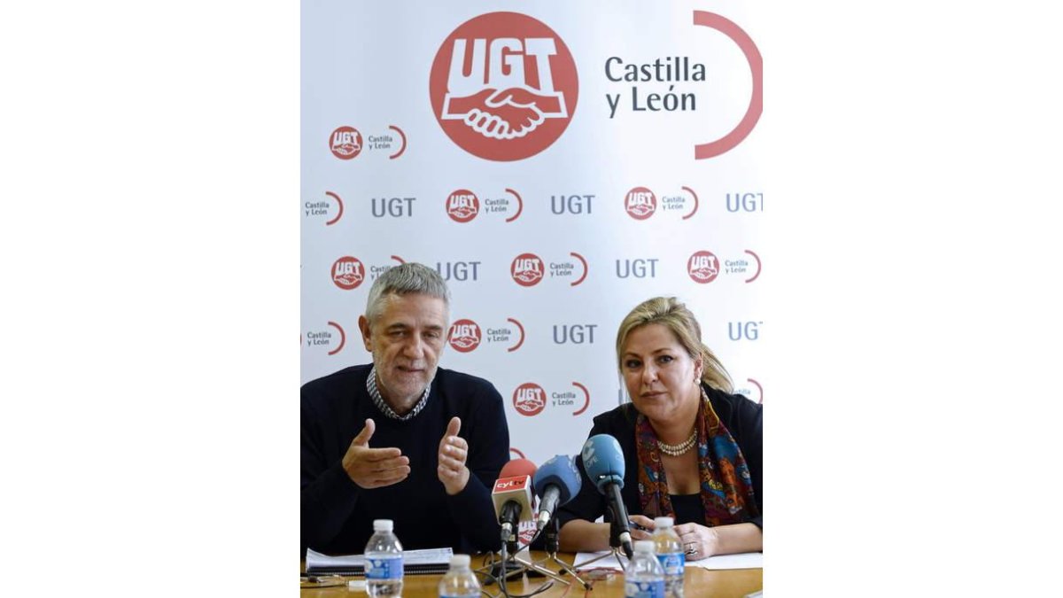 Agustín Prieto y Rosa Valdeón, ayer, en Valladolid.