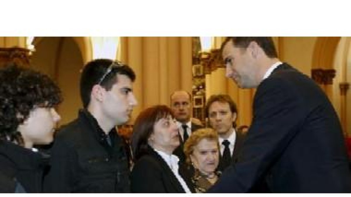 El príncipe Felipe ofrece su consuelo a la mujer del fallecido