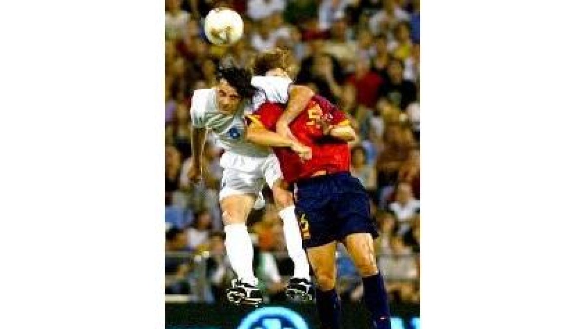 Puyol pugna por un balón con el griego Bryzas en el partido de Zaragoza