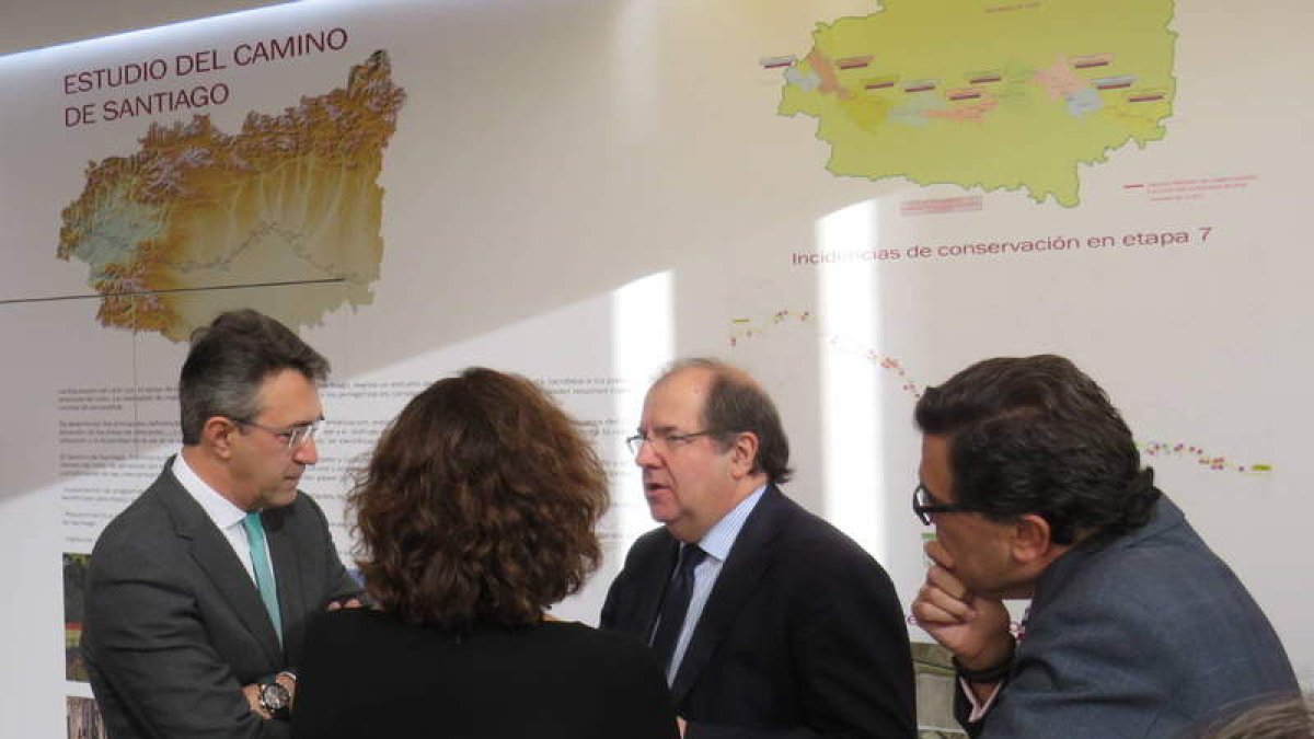 Martínez Majo conversa con Juan Vicente Herrera en el expositor de León en Arpa. DL