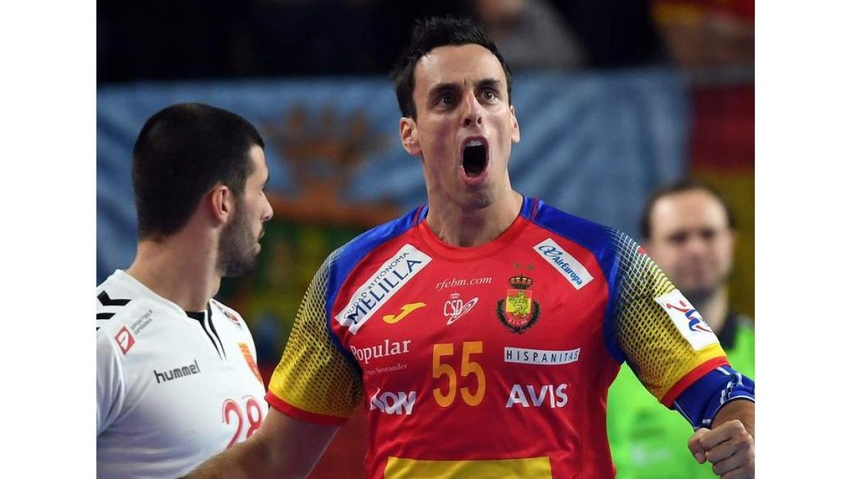El pivote Ferrán Solé celebra uno de los cinco goles que le endosó ayer a Macedonia. GEORGI LICOVSKI