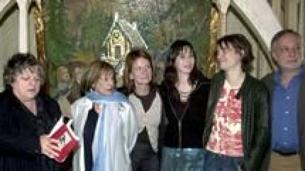 La directora de la película, Joseé Dayan, y los intérpretes, entre quienes se encuentra Ariadna Gil