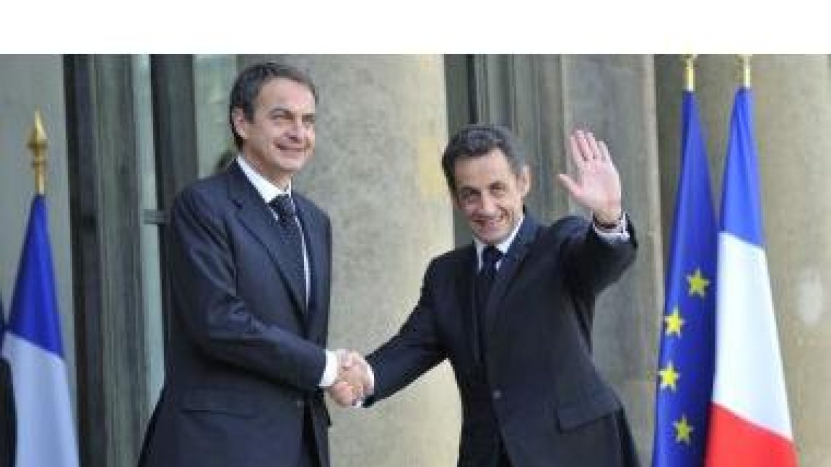 Sarkozy recibe a Zapatero, a su llegada al Elíseo, antes de asistir al funeral del gendarme.