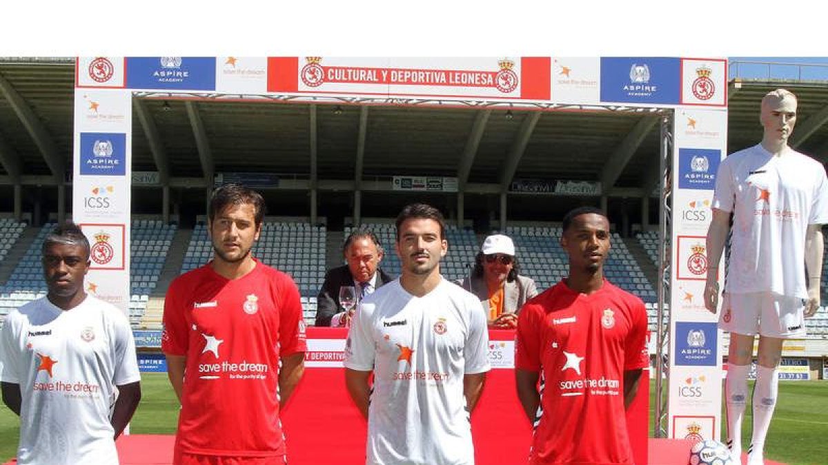 Mohammed Hanzab, sentado a la derecha de la imagen junto a Felipe Llamazares, plasma y refuerza en las camisetas de la Cultural su idea del juego limpio.