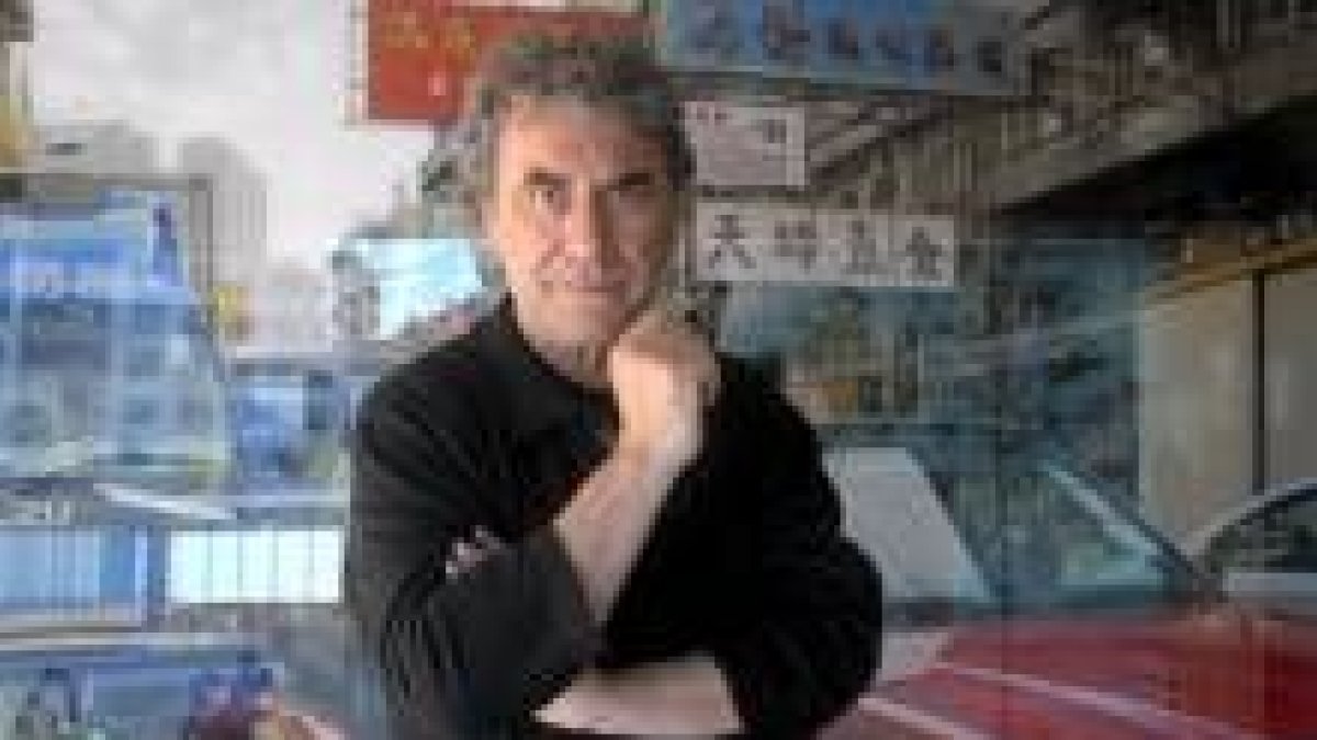 Ángel Marcos ante una de las imágenes de «China», que se expone hasta septiembre en el Musac