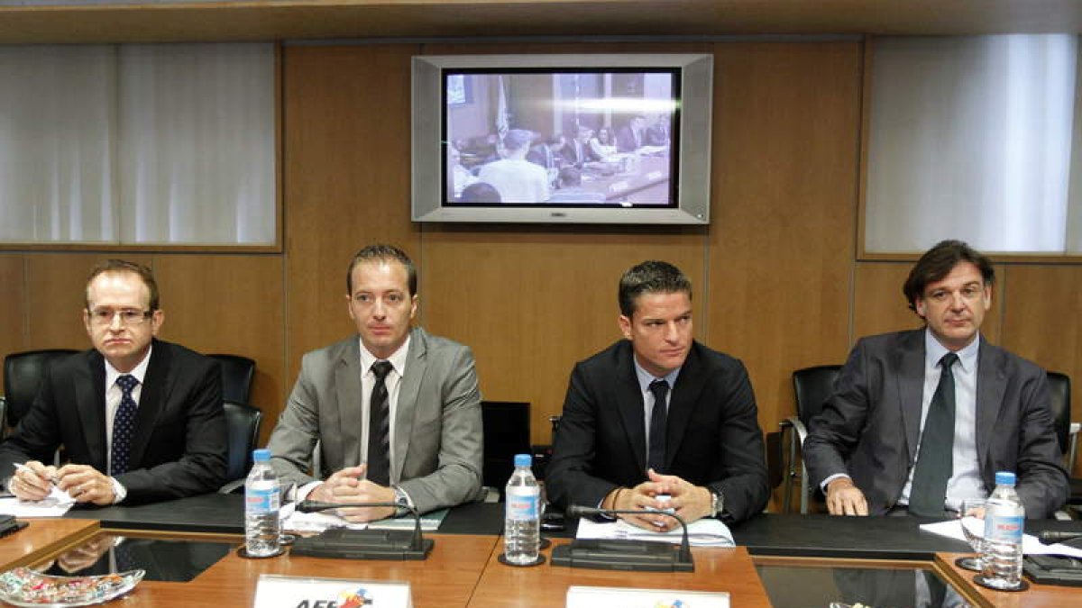 El gerente de la AFE, Luis Gil, segundo por la derecha, junto a otros representantes del sindicato
