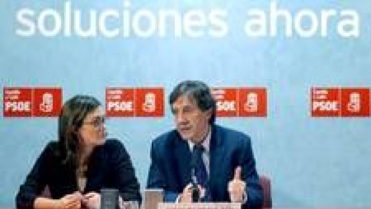 Joaquín Otero y Pilar del Olmo charlaron animadamente en el pleno