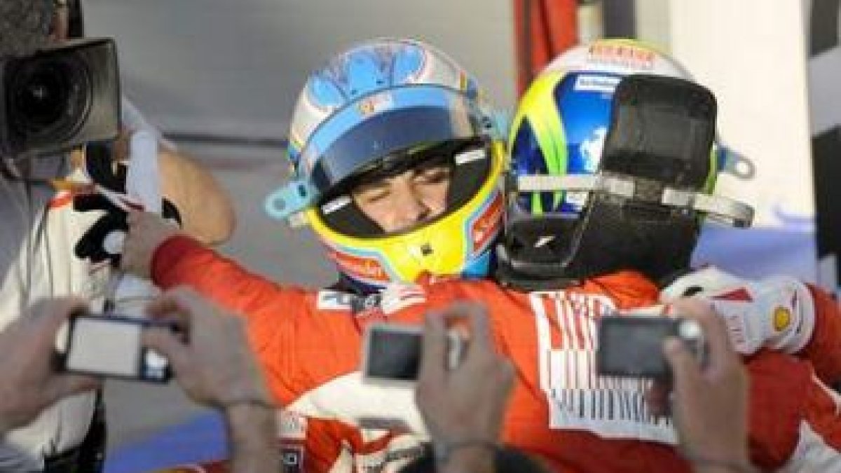 Fernando es felicitado por su compañero Massa en Bahrein.