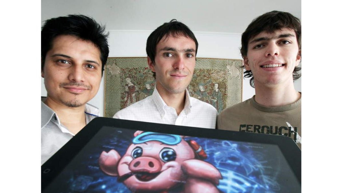 Andrés Cortés y los hermanos Nicolás y Diego Palacios, creadores del videojuego.