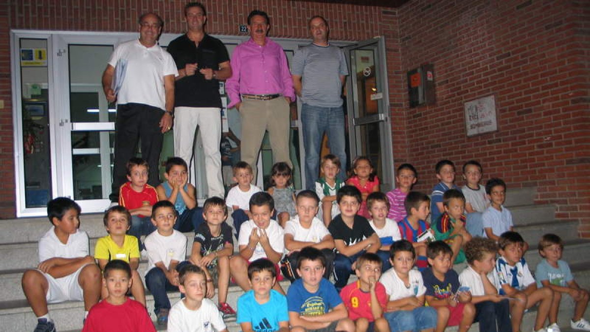 Los alumnos del primer curso junto a los monitores.