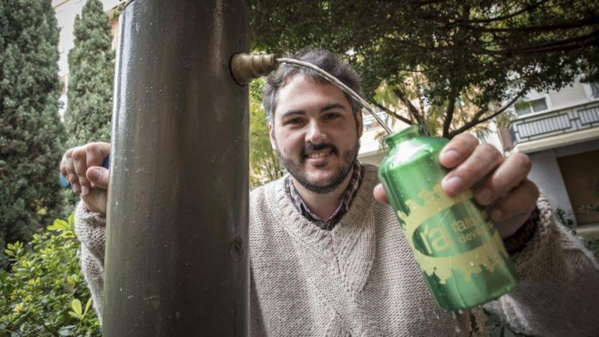 El ambientólogo Andreu Escrivà, con la cantimplora en una fuente de Valencia.