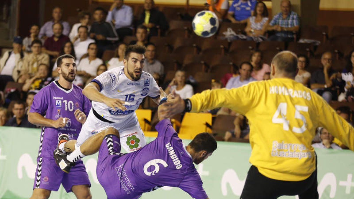 El lateral Juanjo Fernández, durante el partido disputado en el palacio contra Guadalajara. FERNANDO OTERO PERANDONES
