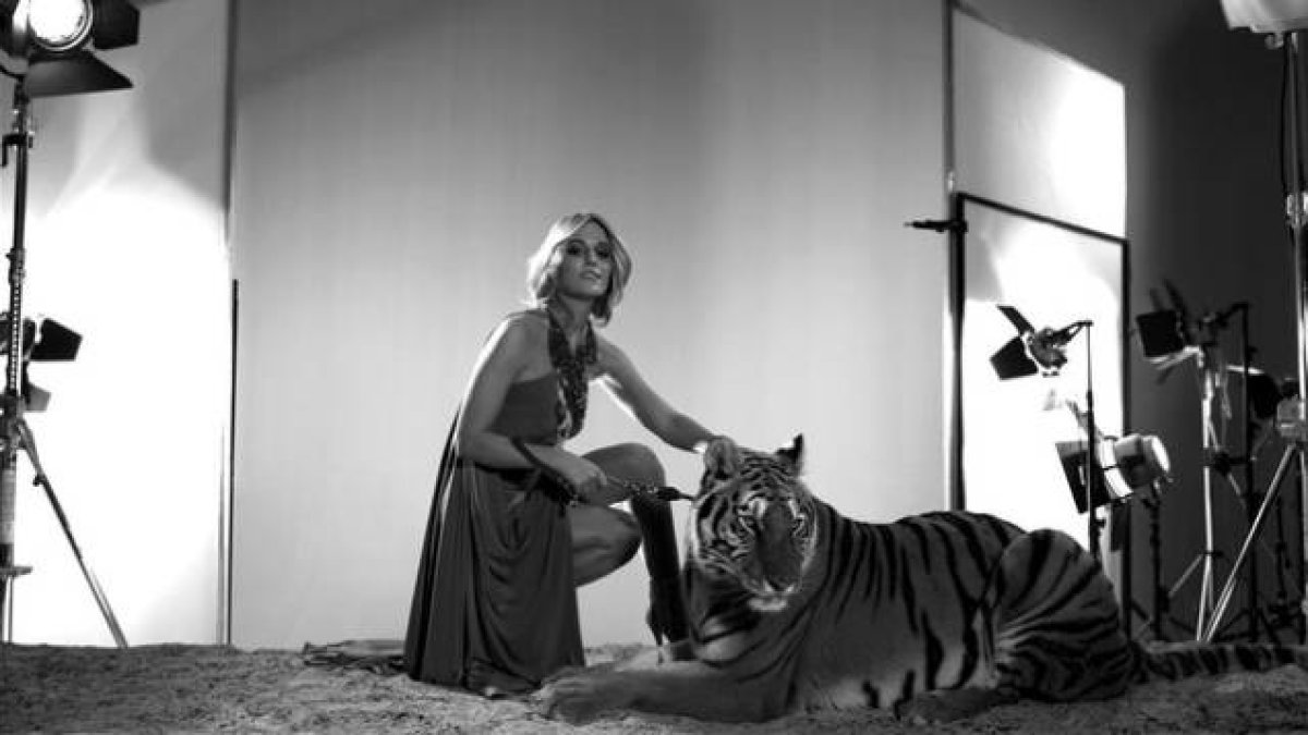 Edurne, en una imagen promocional del 'videoclip' de la canción 'Amanecer'