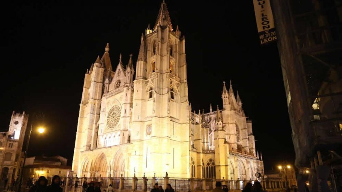 De 20.30 a 21.30 horas, se apagará la iluminación exterior de la Catedral de León y la Real Colegiata de San Isidoro.