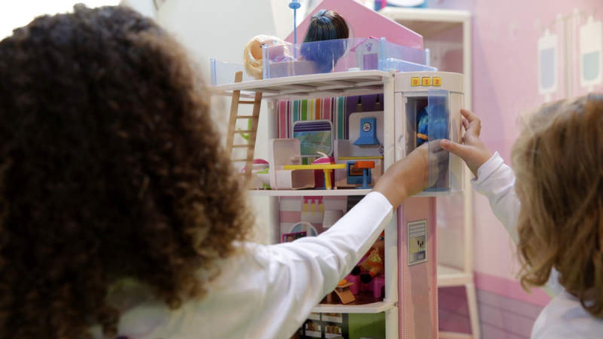 El nuevo plan quiere evitar imágenes que perpetúan el rol femenino con colores y juguetes. ZIPI