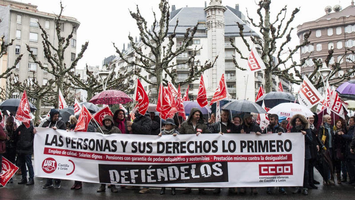 La concentración se celebró ayer frente a la Subdelegación de Gobierno. FERNANDO OTERO PERANDONES
