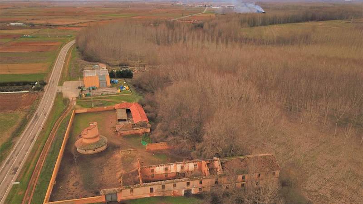 Vista aérea del histórico Molino de los curas de Mansilla de las Mulas. DL
