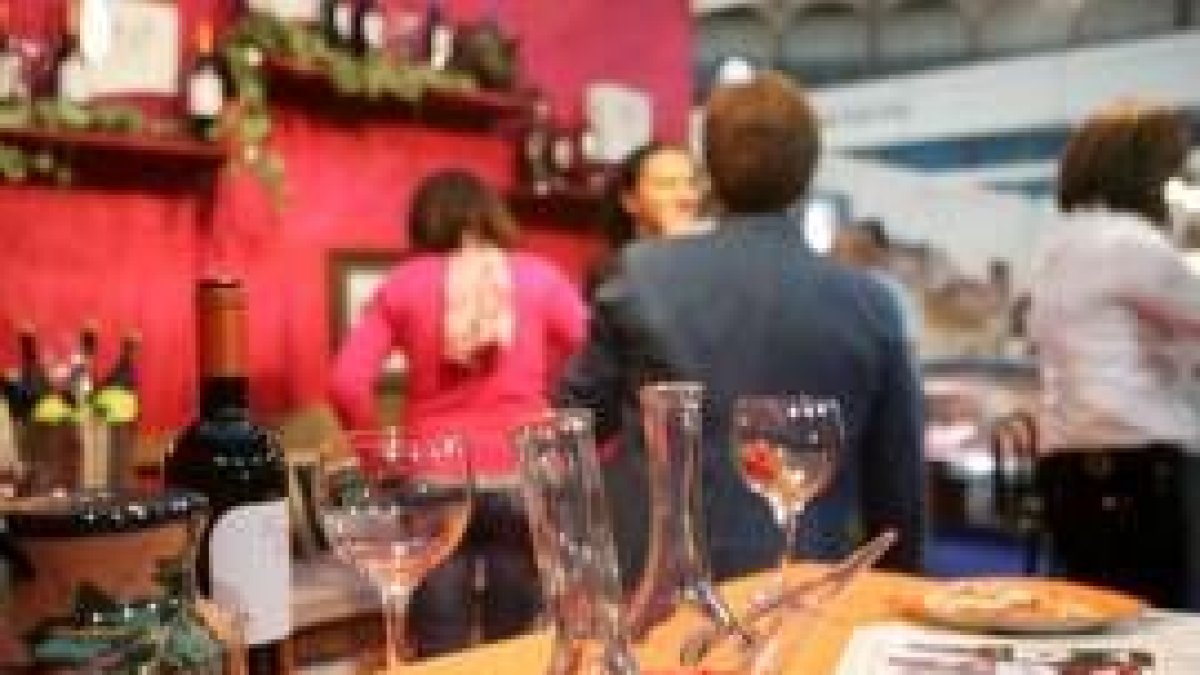 Las catas de los vinos atraen a numeroso público aficionado a los caldos