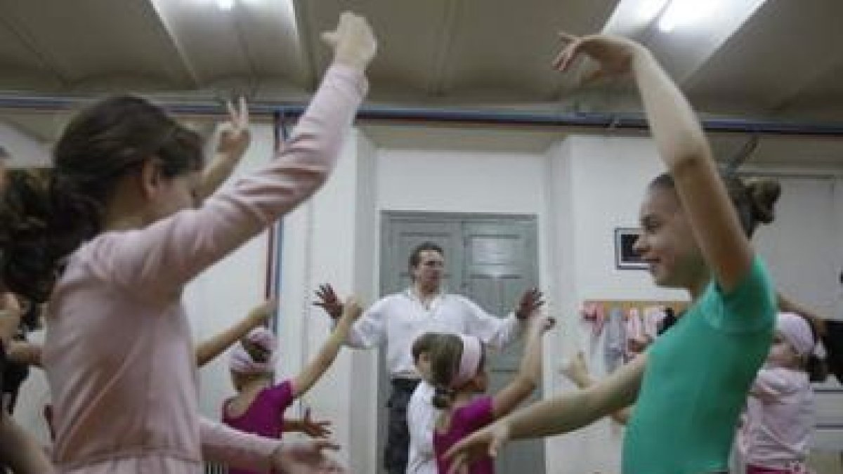 Un momento del ensayo de ayer en la escuela municipal con Vitautas Taranda, el Drosselmeier de &laqu